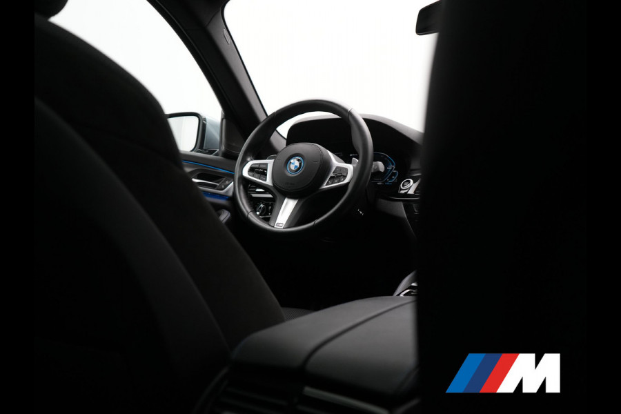 BMW 5 Serie Touring 530e xDrive M Sport PHEV 293pk Dealer O.H. | Panodak | Head Up | Laser LED | 360 Camera | Harman & Kardon | Sfeerverlichting | Alcantara Sportstoelen Verwarmd | Keyless | Blis | Virtual | Navigatie | DAB | Plug In Hybrid