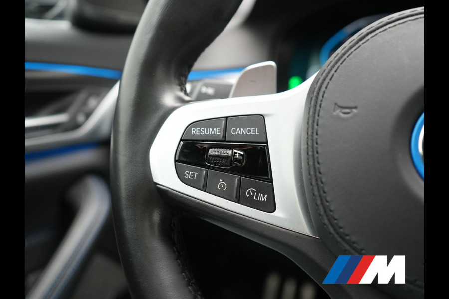 BMW 5 Serie Touring 530e xDrive M Sport PHEV 293pk Dealer O.H. | Panodak | Head Up | Laser LED | 360 Camera | Harman & Kardon | Sfeerverlichting | Alcantara Sportstoelen Verwarmd | Keyless | Blis | Virtual | Navigatie | DAB | Plug In Hybrid