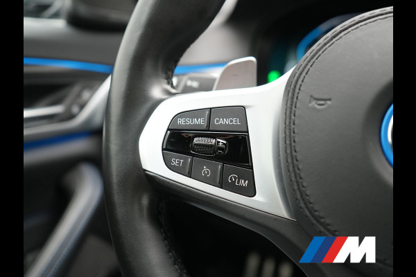 BMW 5 Serie Touring 530e xDrive M Sport PHEV 293pk Dealer O.H. | Panodak | Head Up | Laser LED | 360 Camera | Harman & Kardon | Sfeerverlichting | Alcantara Sportstoelen Verwarmd | Keyless | Blis | Virtual | Navigatie | DAB | Plug In Hybrid
