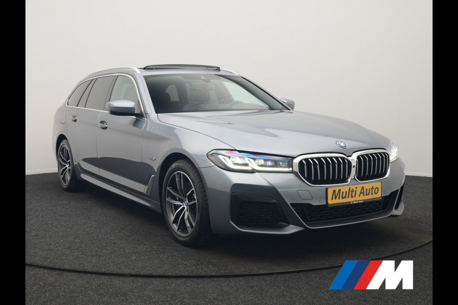 BMW 5 Serie Touring 530e xDrive M Sport PHEV 293pk Dealer O.H. | Panodak | Head Up | Laser LED | 360 Camera | Harman & Kardon | Sfeerverlichting | Alcantara Sportstoelen Verwarmd | Keyless | Blis | Virtual | Navigatie | DAB | Plug In Hybrid