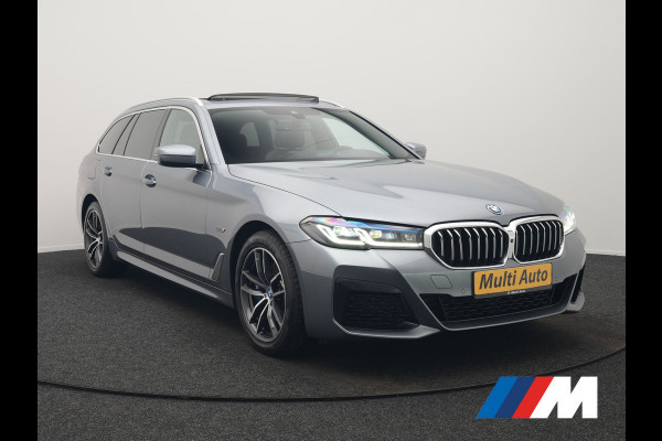 BMW 5 Serie Touring 530e xDrive M Sport PHEV 293pk Dealer O.H. | Panodak | Head Up | Laser LED | 360 Camera | Harman & Kardon | Sfeerverlichting | Alcantara Sportstoelen Verwarmd | Keyless | Blis | Virtual | Navigatie | DAB | Plug In Hybrid