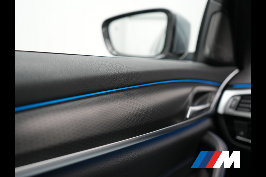 BMW 5 Serie Touring 530e xDrive M Sport PHEV 293pk Dealer O.H. | Panodak | Head Up | Laser LED | 360 Camera | Harman & Kardon | Sfeerverlichting | Alcantara Sportstoelen Verwarmd | Keyless | Blis | Virtual | Navigatie | DAB | Plug In Hybrid