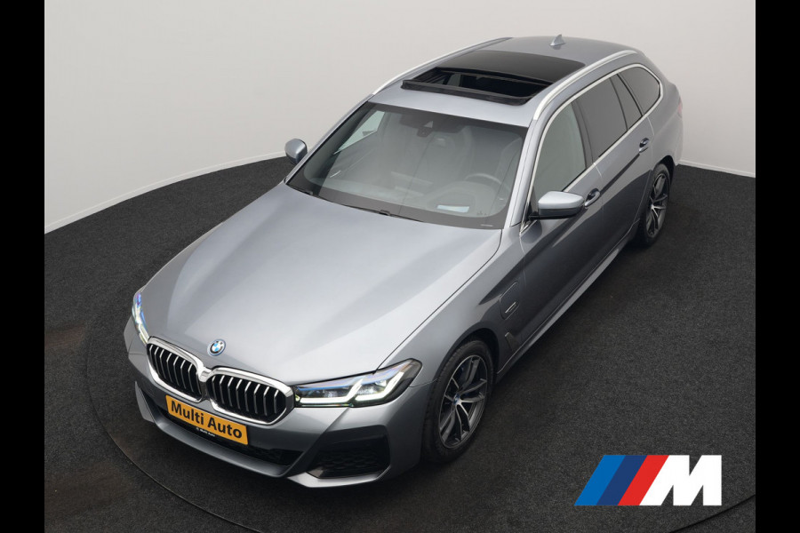 BMW 5 Serie Touring 530e xDrive M Sport PHEV 293pk Dealer O.H. | Panodak | Head Up | Laser LED | 360 Camera | Harman & Kardon | Sfeerverlichting | Alcantara Sportstoelen Verwarmd | Keyless | Blis | Virtual | Navigatie | DAB | Plug In Hybrid