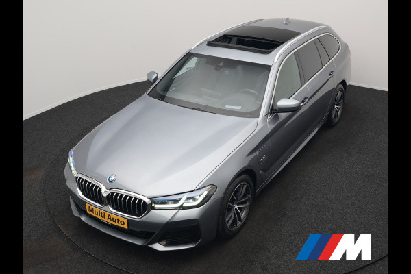 BMW 5 Serie Touring 530e xDrive M Sport PHEV 293pk Dealer O.H. | Panodak | Head Up | Laser LED | 360 Camera | Harman & Kardon | Sfeerverlichting | Alcantara Sportstoelen Verwarmd | Keyless | Blis | Virtual | Navigatie | DAB | Plug In Hybrid