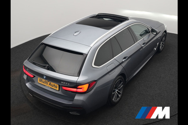 BMW 5 Serie Touring 530e xDrive M Sport PHEV 293pk Dealer O.H. | Panodak | Head Up | Laser LED | 360 Camera | Harman & Kardon | Sfeerverlichting | Alcantara Sportstoelen Verwarmd | Keyless | Blis | Virtual | Navigatie | DAB | Plug In Hybrid