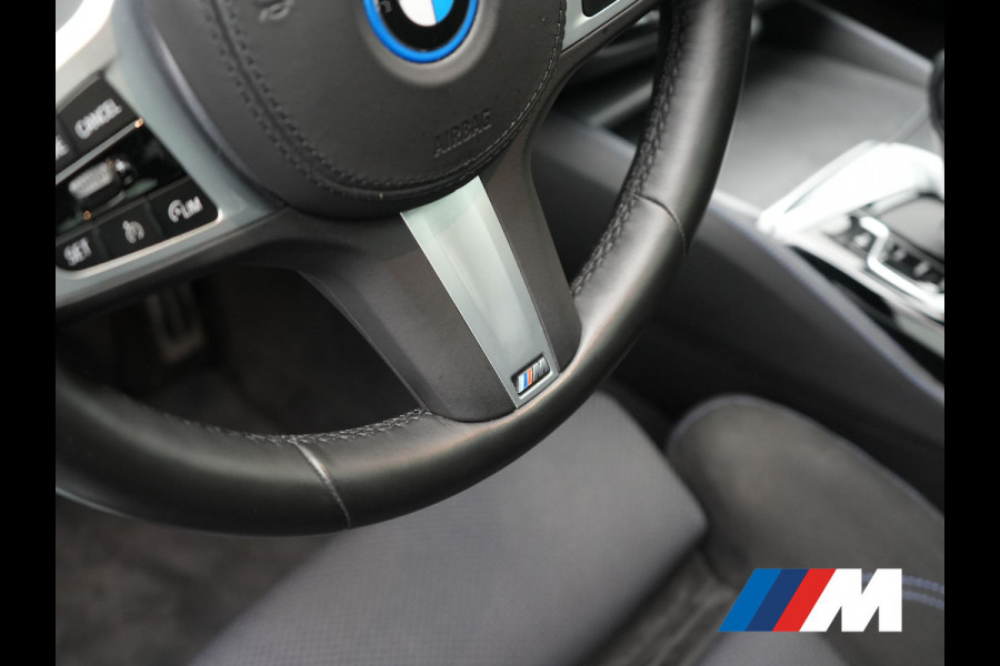 BMW 5 Serie Touring 530e xDrive M Sport PHEV 293pk Dealer O.H. | Panodak | Head Up | Laser LED | 360 Camera | Harman & Kardon | Sfeerverlichting | Alcantara Sportstoelen Verwarmd | Keyless | Blis | Virtual | Navigatie | DAB | Plug In Hybrid