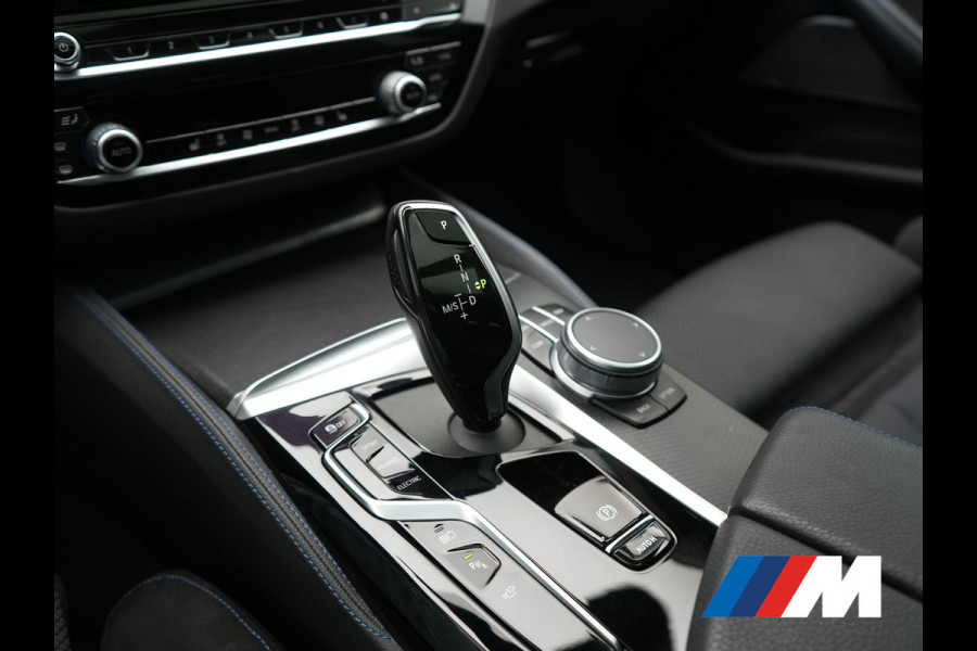BMW 5 Serie Touring 530e xDrive M Sport PHEV 293pk Dealer O.H. | Panodak | Head Up | Laser LED | 360 Camera | Harman & Kardon | Sfeerverlichting | Alcantara Sportstoelen Verwarmd | Keyless | Blis | Virtual | Navigatie | DAB | Plug In Hybrid