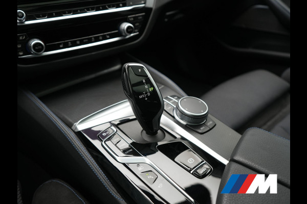 BMW 5 Serie Touring 530e xDrive M Sport PHEV 293pk Dealer O.H. | Panodak | Head Up | Laser LED | 360 Camera | Harman & Kardon | Sfeerverlichting | Alcantara Sportstoelen Verwarmd | Keyless | Blis | Virtual | Navigatie | DAB | Plug In Hybrid