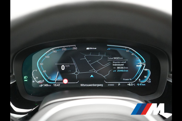 BMW 5 Serie Touring 530e xDrive M Sport PHEV 293pk Dealer O.H. | Panodak | Head Up | Laser LED | 360 Camera | Harman & Kardon | Sfeerverlichting | Alcantara Sportstoelen Verwarmd | Keyless | Blis | Virtual | Navigatie | DAB | Plug In Hybrid