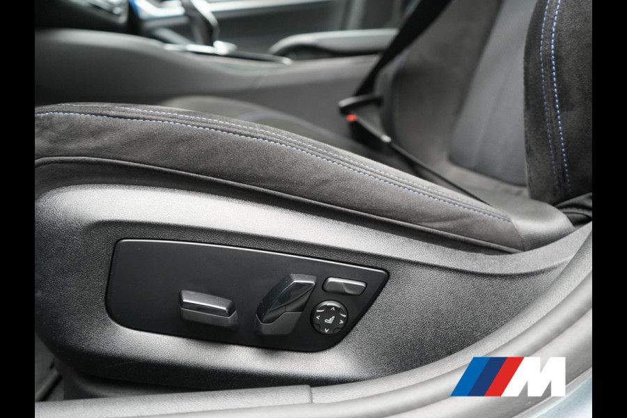 BMW 5 Serie Touring 530e xDrive M Sport PHEV 293pk Dealer O.H. | Panodak | Head Up | Laser LED | 360 Camera | Harman & Kardon | Sfeerverlichting | Alcantara Sportstoelen Verwarmd | Keyless | Blis | Virtual | Navigatie | DAB | Plug In Hybrid