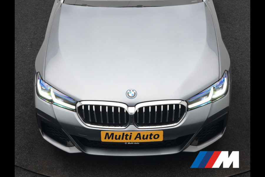 BMW 5 Serie Touring 530e xDrive M Sport PHEV 293pk Dealer O.H. | Panodak | Head Up | Laser LED | 360 Camera | Harman & Kardon | Sfeerverlichting | Alcantara Sportstoelen Verwarmd | Keyless | Blis | Virtual | Navigatie | DAB | Plug In Hybrid
