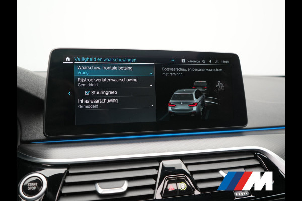 BMW 5 Serie Touring 530e xDrive M Sport PHEV 293pk Dealer O.H. | Panodak | Head Up | Laser LED | 360 Camera | Harman & Kardon | Sfeerverlichting | Alcantara Sportstoelen Verwarmd | Keyless | Blis | Virtual | Navigatie | DAB | Plug In Hybrid