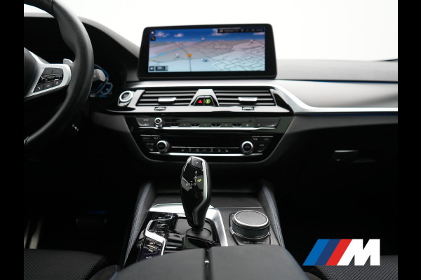 BMW 5 Serie Touring 530e xDrive M Sport PHEV 293pk Dealer O.H. | Panodak | Head Up | Laser LED | 360 Camera | Harman & Kardon | Sfeerverlichting | Alcantara Sportstoelen Verwarmd | Keyless | Blis | Virtual | Navigatie | DAB | Plug In Hybrid