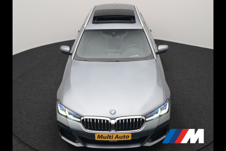 BMW 5 Serie Touring 530e xDrive M Sport PHEV 293pk Dealer O.H. | Panodak | Head Up | Laser LED | 360 Camera | Harman & Kardon | Sfeerverlichting | Alcantara Sportstoelen Verwarmd | Keyless | Blis | Virtual | Navigatie | DAB | Plug In Hybrid