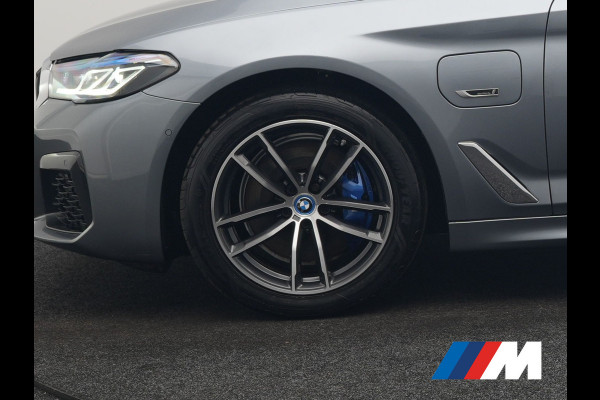 BMW 5 Serie Touring 530e xDrive M Sport PHEV 293pk Dealer O.H. | Panodak | Head Up | Laser LED | 360 Camera | Harman & Kardon | Sfeerverlichting | Alcantara Sportstoelen Verwarmd | Keyless | Blis | Virtual | Navigatie | DAB | Plug In Hybrid