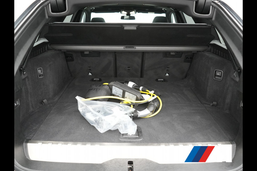 BMW 5 Serie Touring 530e xDrive M Sport PHEV 293pk Dealer O.H. | Panodak | Head Up | Laser LED | 360 Camera | Harman & Kardon | Sfeerverlichting | Alcantara Sportstoelen Verwarmd | Keyless | Blis | Virtual | Navigatie | DAB | Plug In Hybrid