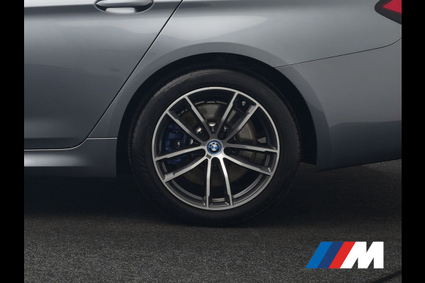 BMW 5 Serie Touring 530e xDrive M Sport PHEV 293pk Dealer O.H. | Panodak | Head Up | Laser LED | 360 Camera | Harman & Kardon | Sfeerverlichting | Alcantara Sportstoelen Verwarmd | Keyless | Blis | Virtual | Navigatie | DAB | Plug In Hybrid