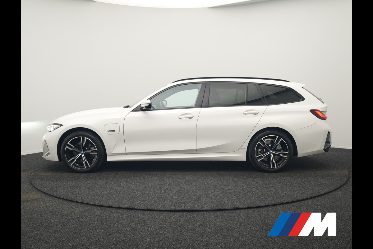BMW 3 Serie Touring 320e M Sport FACELIFT PHEV 204pk Dealer O.H | Trekhaak Af Fabriek | Adaptive Cruise | Widescreen Navi | Head Up | Alcantara Sportstoelen Verwarmd | Camera & Parkassist | Apple Carplay | Plug In Hybrid