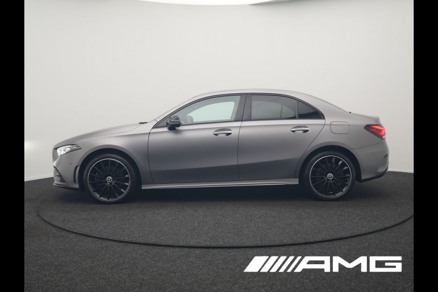 Mercedes-Benz A-Klasse 250 e **SONDERFARBE!** AMG Limited PHEV 218pk | Adaptive Cruise | Head Up | Multi Beam LED | Alcantara Sportstoelen Verwarmd | Night Pakket | Sfeerverlichting | MBUX | Apple Carplay | Widescreen Navi | 19"L.M | Mountaingrau Magno | Plug