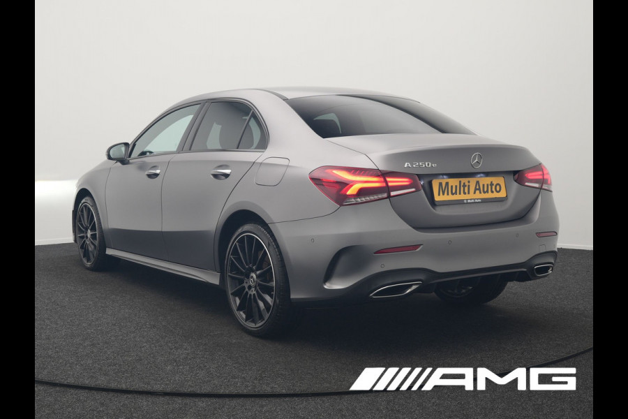 Mercedes-Benz A-Klasse 250 e **SONDERFARBE!** AMG Limited PHEV 218pk | Adaptive Cruise | Head Up | Multi Beam LED | Alcantara Sportstoelen Verwarmd | Night Pakket | Sfeerverlichting | MBUX | Apple Carplay | Widescreen Navi | 19"L.M | Mountaingrau Magno | Plug
