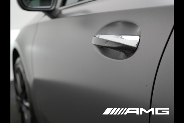 Mercedes-Benz A-Klasse 250 e **SONDERFARBE!** AMG Limited PHEV 218pk | Adaptive Cruise | Head Up | Multi Beam LED | Alcantara Sportstoelen Verwarmd | Night Pakket | Sfeerverlichting | MBUX | Apple Carplay | Widescreen Navi | 19"L.M | Mountaingrau Magno | Plug