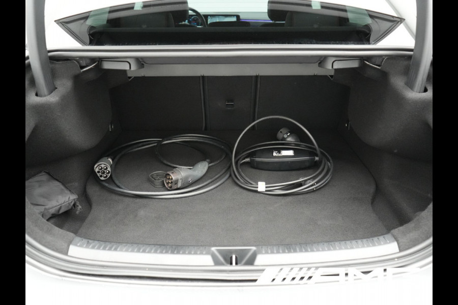 Mercedes-Benz A-Klasse 250 e **SONDERFARBE!** AMG Limited PHEV 218pk | Adaptive Cruise | Head Up | Multi Beam LED | Alcantara Sportstoelen Verwarmd | Night Pakket | Sfeerverlichting | MBUX | Apple Carplay | Widescreen Navi | 19"L.M | Mountaingrau Magno | Plug