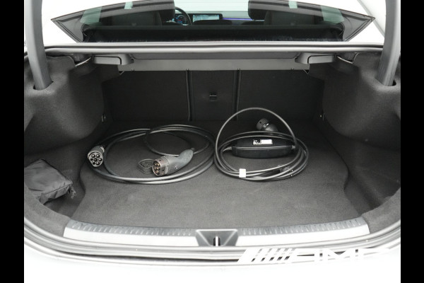 Mercedes-Benz A-Klasse 250 e **SONDERFARBE!** AMG Limited PHEV 218pk | Adaptive Cruise | Head Up | Multi Beam LED | Alcantara Sportstoelen Verwarmd | Night Pakket | Sfeerverlichting | MBUX | Apple Carplay | Widescreen Navi | 19"L.M | Mountaingrau Magno | Plug
