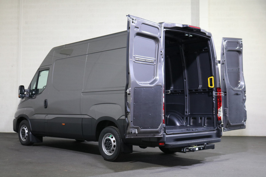 Iveco Daily 35S18 Hi-Matic L2 H2 Airco Navigatie Trekhaak Digitaal Dashboard (Voorraad in de Wal)