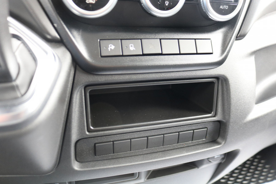 Iveco Daily 35S18 Hi-Matic L2 H2 Airco Navigatie Trekhaak Digitaal Dashboard (Voorraad in de Wal)