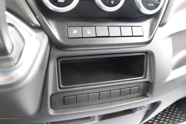 Iveco Daily 35S18 Hi-Matic L2 H2 Airco Navigatie Trekhaak Digitaal Dashboard (Voorraad in de Wal)