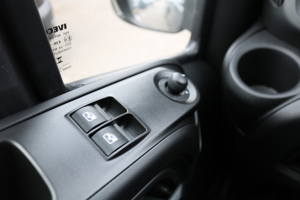 Iveco Daily 35S18 Hi-Matic L2 H2 Airco Navigatie Trekhaak Digitaal Dashboard (Voorraad in de Wal)