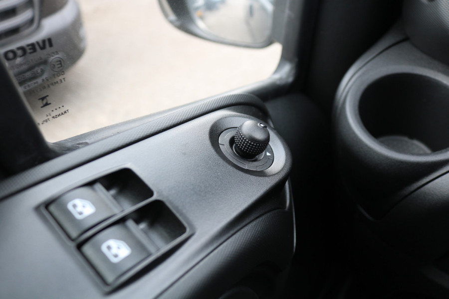 Iveco Daily 35S18 Hi-Matic L2 H2 Airco Navigatie Trekhaak Digitaal Dashboard (Voorraad in de Wal)