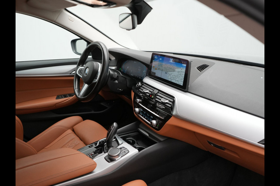BMW 5 Serie Touring 530e Sportline PHEV 293pk Dealer O.H Bernina Grau Metallic | Trekhaak Afn. | M Sportstuur | Camera | Lederen Sportstoelen Verwarmd | Cruise Control | BMW LED | Hifi Sound | Apple Carplay | Navigatie | Virtual | DAB |  Plug In Hybrid