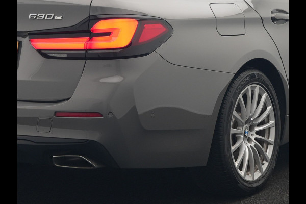 BMW 5 Serie Touring 530e Sportline PHEV 293pk Dealer O.H Bernina Grau Metallic | Trekhaak Afn. | M Sportstuur | Camera | Lederen Sportstoelen Verwarmd | Cruise Control | BMW LED | Hifi Sound | Apple Carplay | Navigatie | Virtual | DAB |  Plug In Hybrid