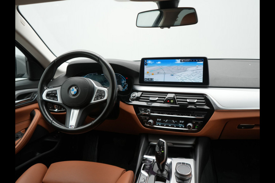 BMW 5 Serie Touring 530e Sportline PHEV 293pk Dealer O.H Bernina Grau Metallic | Trekhaak Afn. | M Sportstuur | Camera | Lederen Sportstoelen Verwarmd | Cruise Control | BMW LED | Hifi Sound | Apple Carplay | Navigatie | Virtual | DAB |  Plug In Hybrid