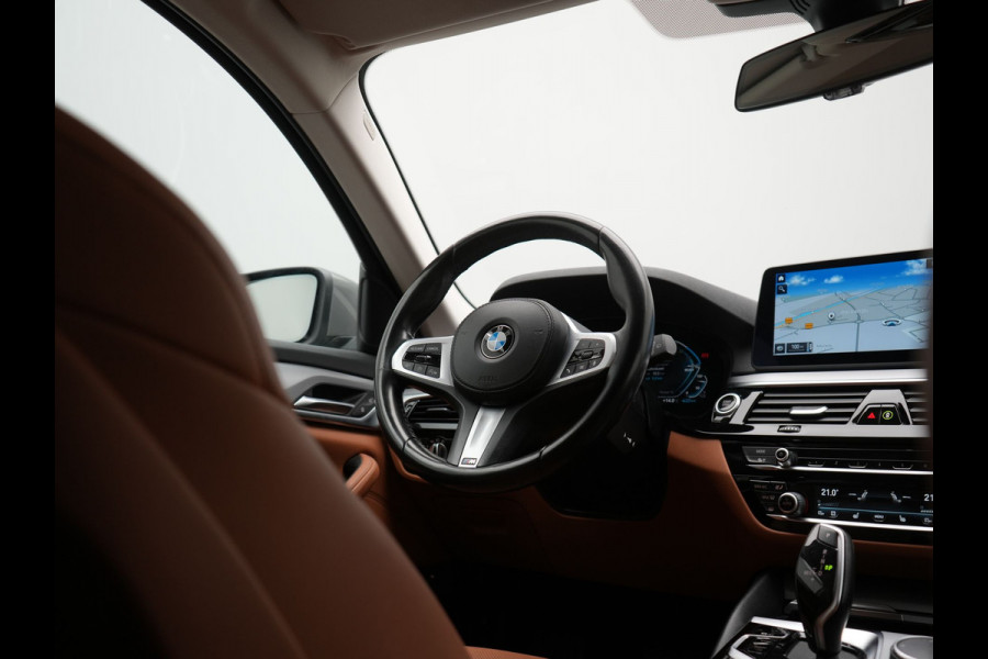 BMW 5 Serie Touring 530e Sportline PHEV 293pk Dealer O.H Bernina Grau Metallic | Trekhaak Afn. | M Sportstuur | Camera | Lederen Sportstoelen Verwarmd | Cruise Control | BMW LED | Hifi Sound | Apple Carplay | Navigatie | Virtual | DAB |  Plug In Hybrid