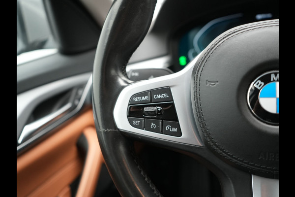 BMW 5 Serie Touring 530e Sportline PHEV 293pk Dealer O.H Bernina Grau Metallic | Trekhaak Afn. | M Sportstuur | Camera | Lederen Sportstoelen Verwarmd | Cruise Control | BMW LED | Hifi Sound | Apple Carplay | Navigatie | Virtual | DAB |  Plug In Hybrid