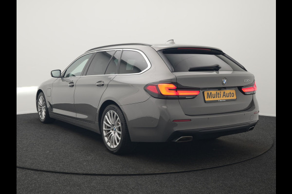 BMW 5 Serie Touring 530e Sportline PHEV 293pk Dealer O.H Bernina Grau Metallic | Trekhaak Afn. | M Sportstuur | Camera | Lederen Sportstoelen Verwarmd | Cruise Control | BMW LED | Hifi Sound | Apple Carplay | Navigatie | Virtual | DAB |  Plug In Hybrid