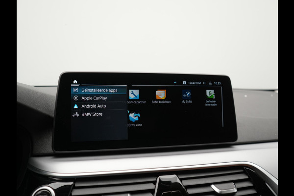 BMW 5 Serie Touring 530e Sportline PHEV 293pk Dealer O.H Bernina Grau Metallic | Trekhaak Afn. | M Sportstuur | Camera | Lederen Sportstoelen Verwarmd | Cruise Control | BMW LED | Hifi Sound | Apple Carplay | Navigatie | Virtual | DAB |  Plug In Hybrid