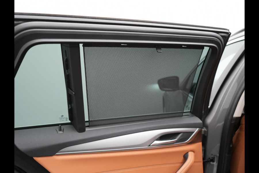 BMW 5 Serie Touring 530e Sportline PHEV 293pk Dealer O.H Bernina Grau Metallic | Trekhaak Afn. | M Sportstuur | Camera | Lederen Sportstoelen Verwarmd | Cruise Control | BMW LED | Hifi Sound | Apple Carplay | Navigatie | Virtual | DAB |  Plug In Hybrid