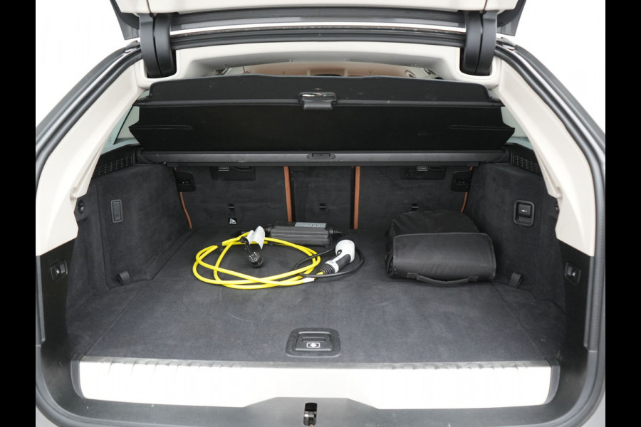 BMW 5 Serie Touring 530e Sportline PHEV 293pk Dealer O.H Bernina Grau Metallic | Trekhaak Afn. | M Sportstuur | Camera | Lederen Sportstoelen Verwarmd | Cruise Control | BMW LED | Hifi Sound | Apple Carplay | Navigatie | Virtual | DAB |  Plug In Hybrid
