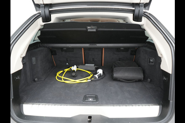 BMW 5 Serie Touring 530e Sportline PHEV 293pk Dealer O.H Bernina Grau Metallic | Trekhaak Afn. | M Sportstuur | Camera | Lederen Sportstoelen Verwarmd | Cruise Control | BMW LED | Hifi Sound | Apple Carplay | Navigatie | Virtual | DAB |  Plug In Hybrid