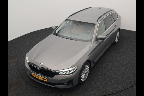 BMW 5 Serie Touring 530e Sportline PHEV 293pk Dealer O.H Bernina Grau Metallic | Trekhaak Afn. | M Sportstuur | Camera | Lederen Sportstoelen Verwarmd | Cruise Control | BMW LED | Hifi Sound | Apple Carplay | Navigatie | Virtual | DAB |  Plug In Hybrid