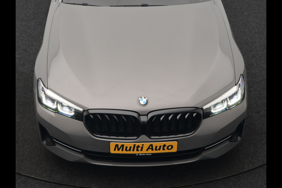 BMW 5 Serie Touring 530e Sportline PHEV 293pk Dealer O.H Bernina Grau Metallic | Trekhaak Afn. | M Sportstuur | Camera | Lederen Sportstoelen Verwarmd | Cruise Control | BMW LED | Hifi Sound | Apple Carplay | Navigatie | Virtual | DAB |  Plug In Hybrid