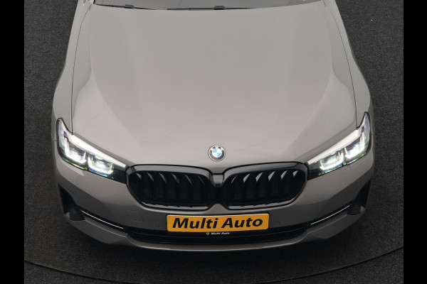 BMW 5 Serie Touring 530e Sportline PHEV 293pk Dealer O.H Bernina Grau Metallic | Trekhaak Afn. | M Sportstuur | Camera | Lederen Sportstoelen Verwarmd | Cruise Control | BMW LED | Hifi Sound | Apple Carplay | Navigatie | Virtual | DAB |  Plug In Hybrid
