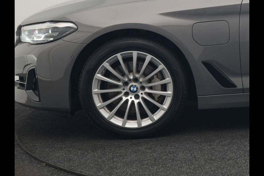 BMW 5 Serie Touring 530e Sportline PHEV 293pk Dealer O.H Bernina Grau Metallic | Trekhaak Afn. | M Sportstuur | Camera | Lederen Sportstoelen Verwarmd | Cruise Control | BMW LED | Hifi Sound | Apple Carplay | Navigatie | Virtual | DAB |  Plug In Hybrid
