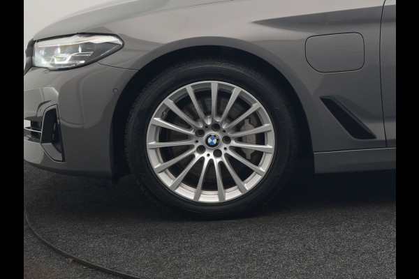 BMW 5 Serie Touring 530e Sportline PHEV 293pk Dealer O.H Bernina Grau Metallic | Trekhaak Afn. | M Sportstuur | Camera | Lederen Sportstoelen Verwarmd | Cruise Control | BMW LED | Hifi Sound | Apple Carplay | Navigatie | Virtual | DAB |  Plug In Hybrid