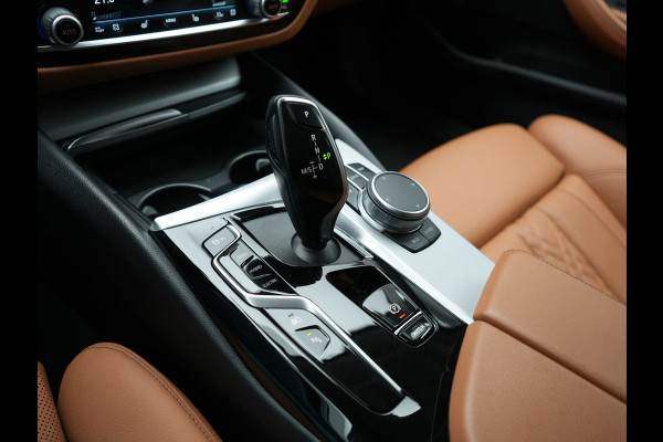 BMW 5 Serie Touring 530e Sportline PHEV 293pk Dealer O.H Bernina Grau Metallic | Trekhaak Afn. | M Sportstuur | Camera | Lederen Sportstoelen Verwarmd | Cruise Control | BMW LED | Hifi Sound | Apple Carplay | Navigatie | Virtual | DAB |  Plug In Hybrid