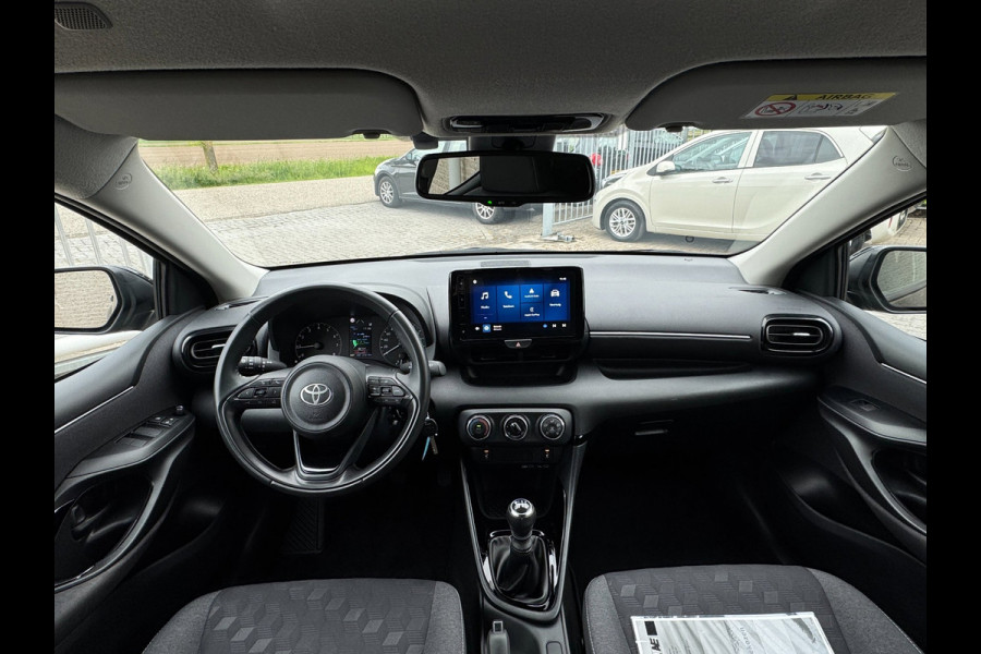 Toyota Yaris 1.5 VVT-i First Edition LED / CARPLAY / STOELVERW. / CAMERA / LANE ASSIST / CRUISE CONTROL / DEALER OND.
