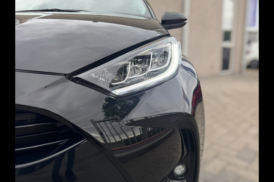 Toyota Yaris 1.5 VVT-i First Edition LED / CARPLAY / STOELVERW. / CAMERA / LANE ASSIST / CRUISE CONTROL / DEALER OND.